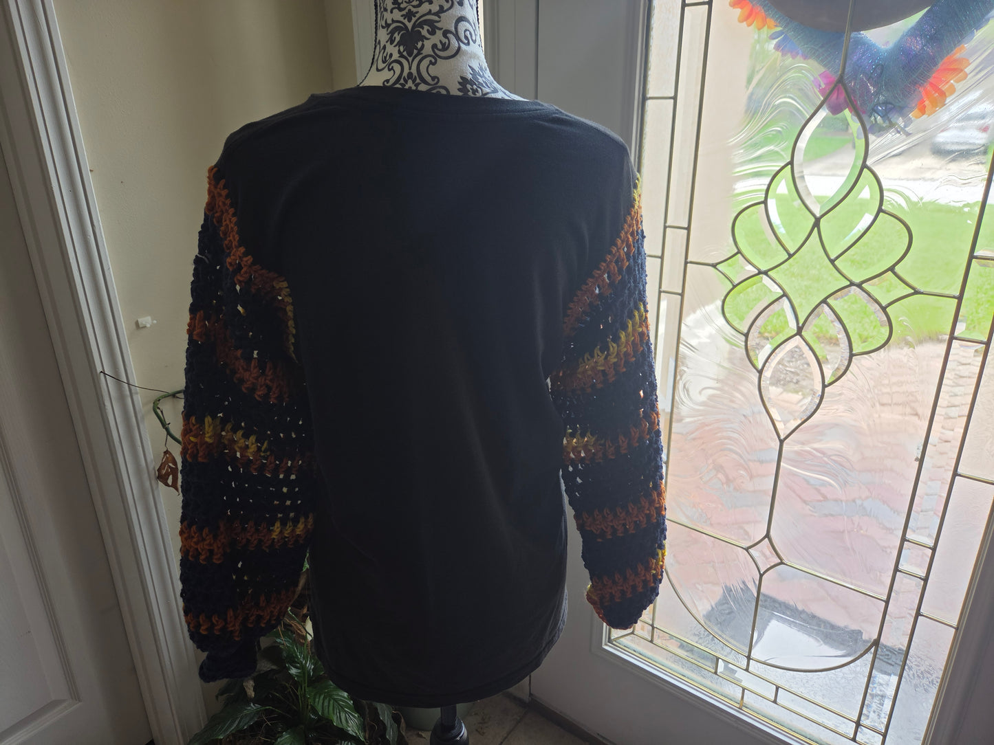 Upcycled Sweater with Crochet Sleeves - Más Que Una Voz
